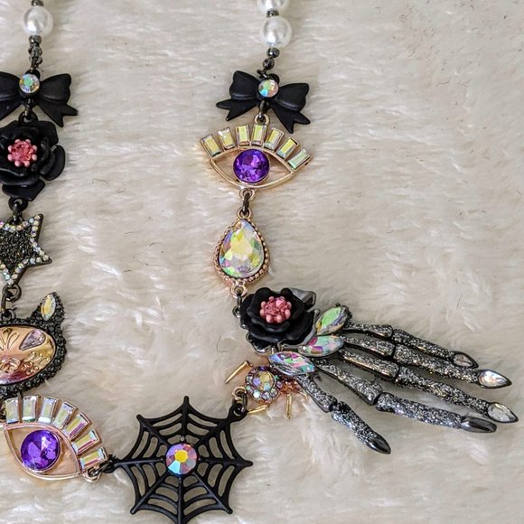 NWT Betsey Johnson Hand Halloween Necklace … - Picture 2 of 7